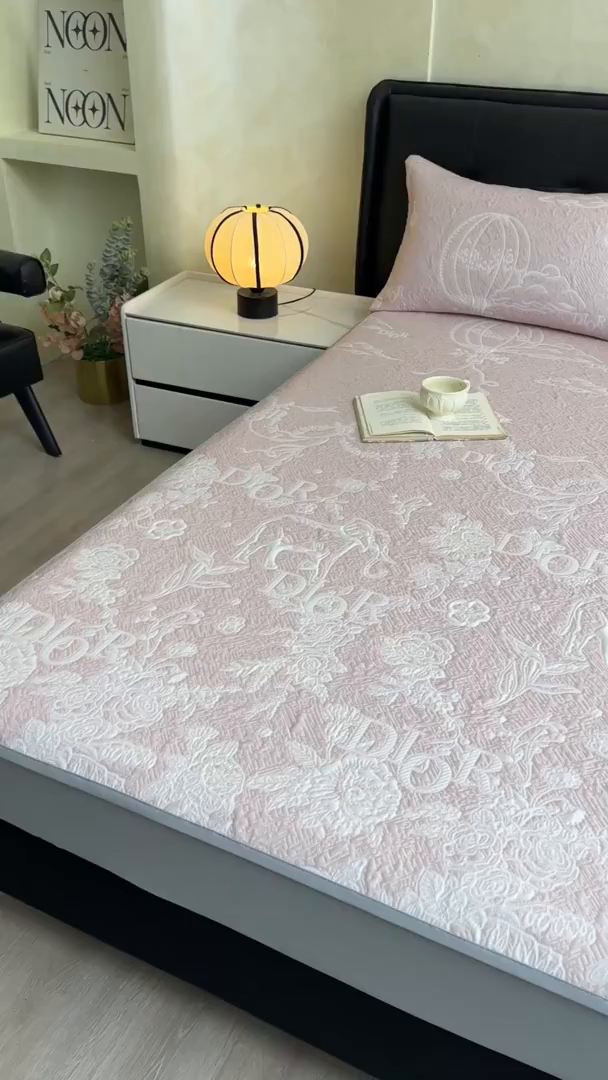 91家纺网 家纺一手货源 找家纺 慕木家纺 2026新品高端复合三明治PE乙纶双面提花610克冰豆豆凉席迪奥风系列（提供买家秀） 床笠款迪奥风-粉