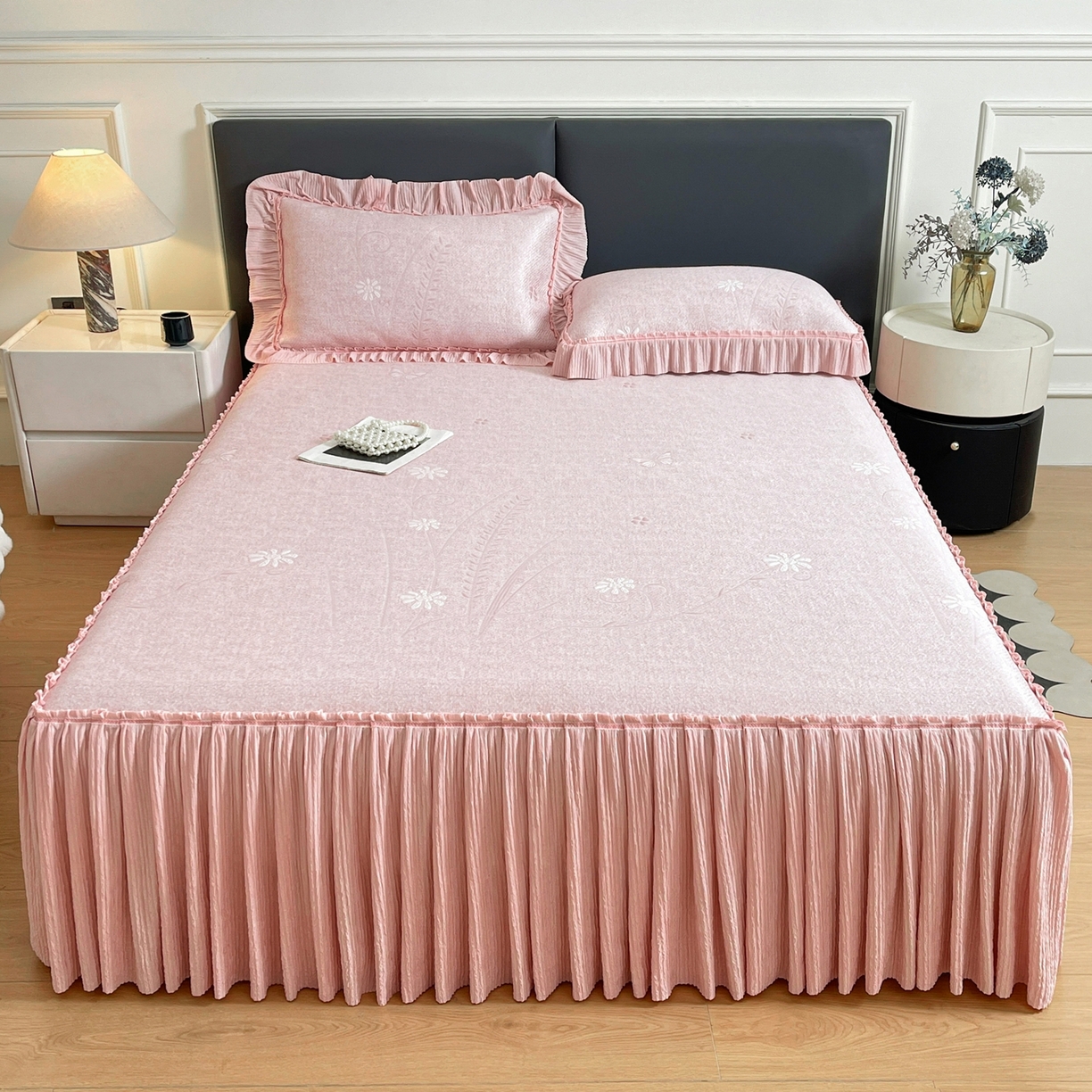 牵梦萦家纺 2026新款立体浮雕压花工艺凉感豆豆凉席-床裙款 彩蝶-粉色