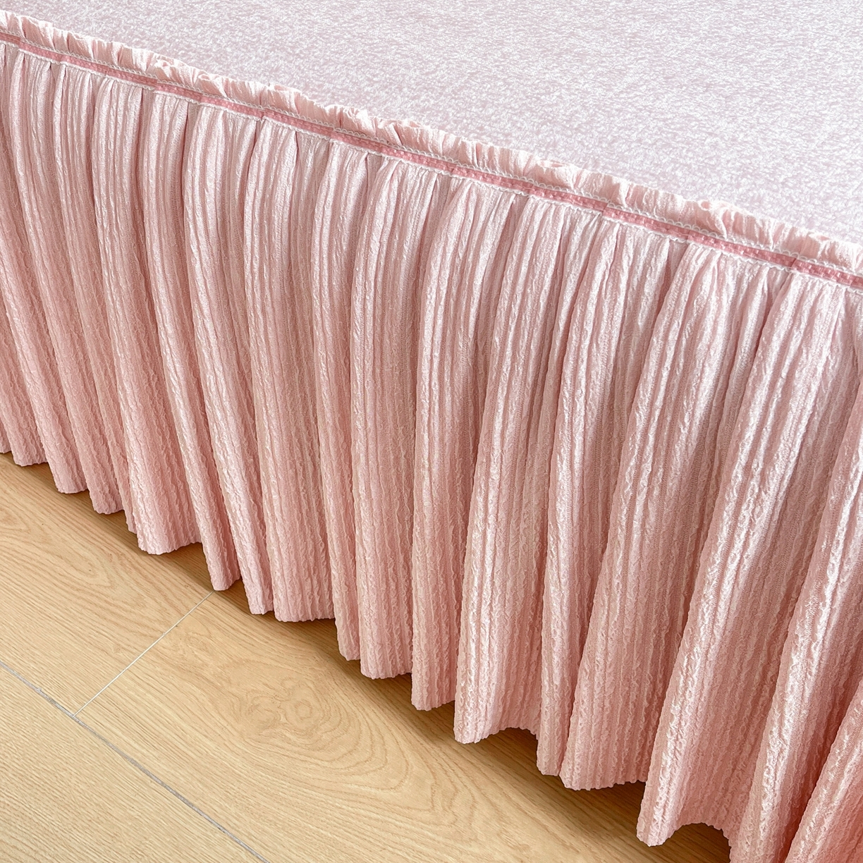 91家纺网 家纺一手货源 找家纺 牵梦萦家纺 2026新款立体浮雕压花工艺凉感豆豆凉席-床裙款 彩蝶-粉色