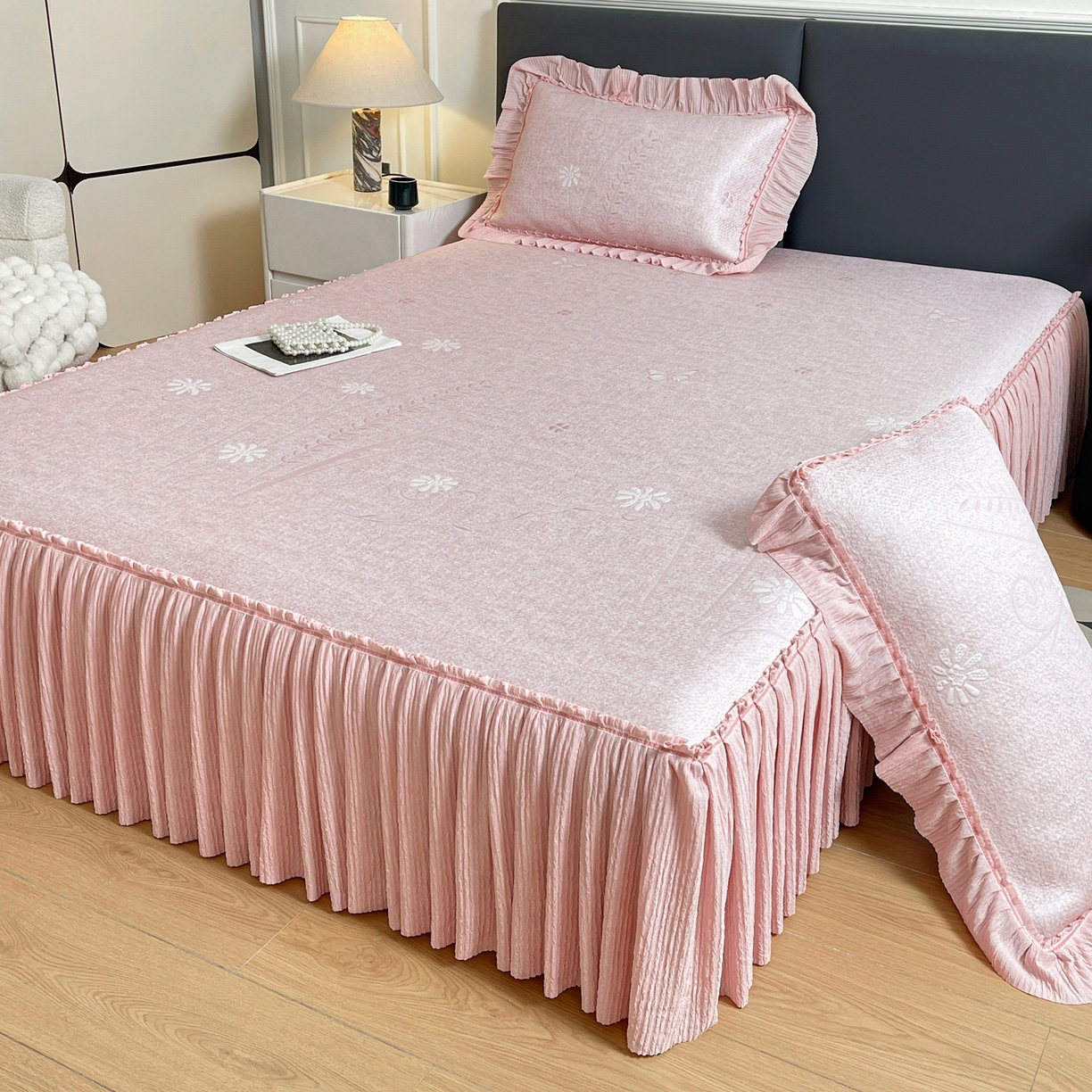 91家纺网 家纺一手货源 找家纺 牵梦萦家纺 2026新款立体浮雕压花工艺凉感豆豆凉席-床裙款 彩蝶-粉色