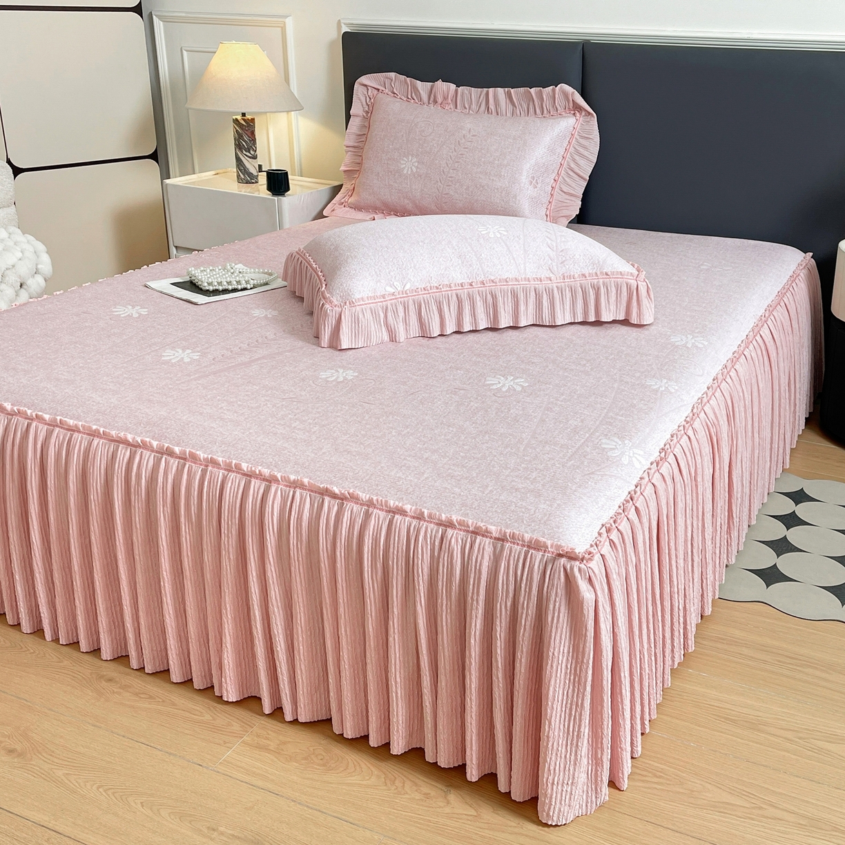 91家纺网 家纺一手货源 找家纺 牵梦萦家纺 2026新款立体浮雕压花工艺凉感豆豆凉席-床裙款 彩蝶-粉色