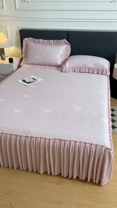 91家纺网 家纺一手货源 找家纺 牵梦萦家纺 2026新款立体浮雕压花工艺凉感豆豆凉席-床裙款 彩蝶-粉色