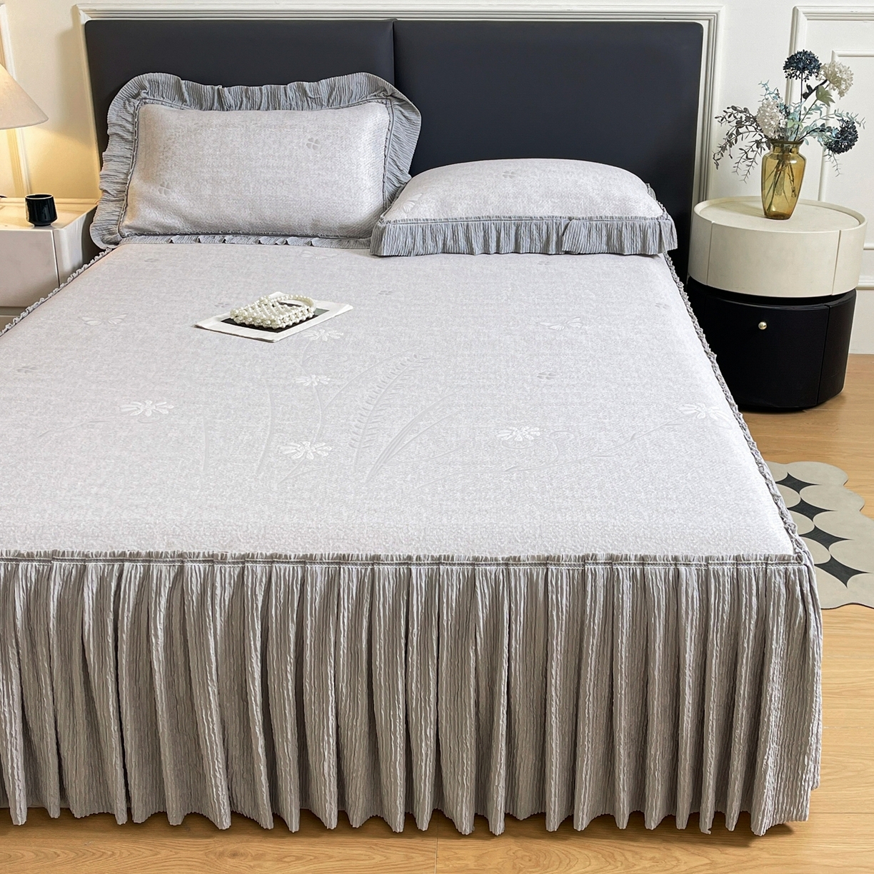 91家纺网 家纺一手货源 找家纺 牵梦萦家纺 2026新款立体浮雕压花工艺凉感豆豆凉席-床裙款 彩蝶-灰色