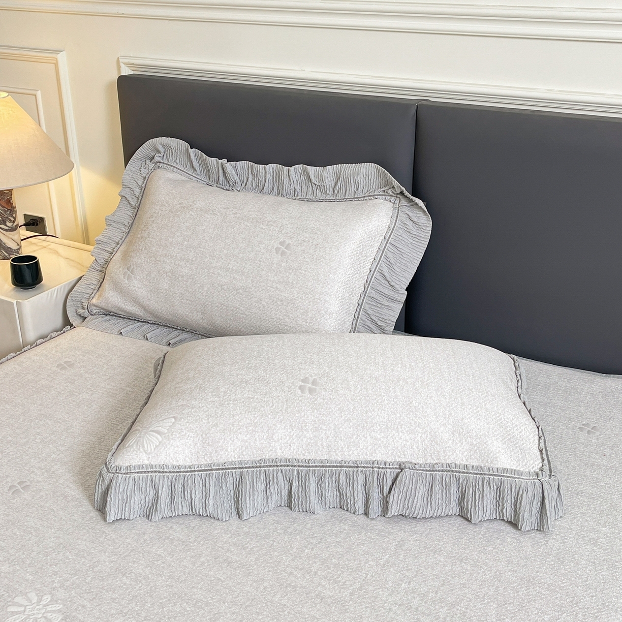 91家纺网 家纺一手货源 找家纺 牵梦萦家纺 2026新款立体浮雕压花工艺凉感豆豆凉席-床裙款 彩蝶-灰色