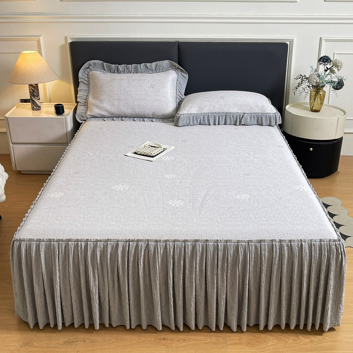 牵梦萦家纺 2026新款立体浮雕压花工艺凉感豆豆凉席-床裙款 彩蝶-灰色