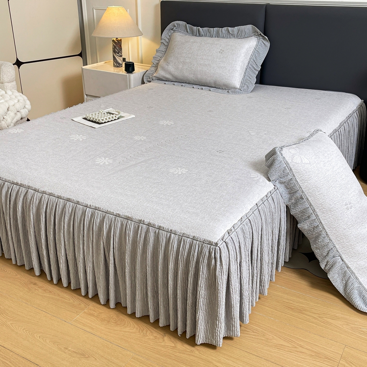 91家纺网 家纺一手货源 找家纺 牵梦萦家纺 2026新款立体浮雕压花工艺凉感豆豆凉席-床裙款 彩蝶-灰色