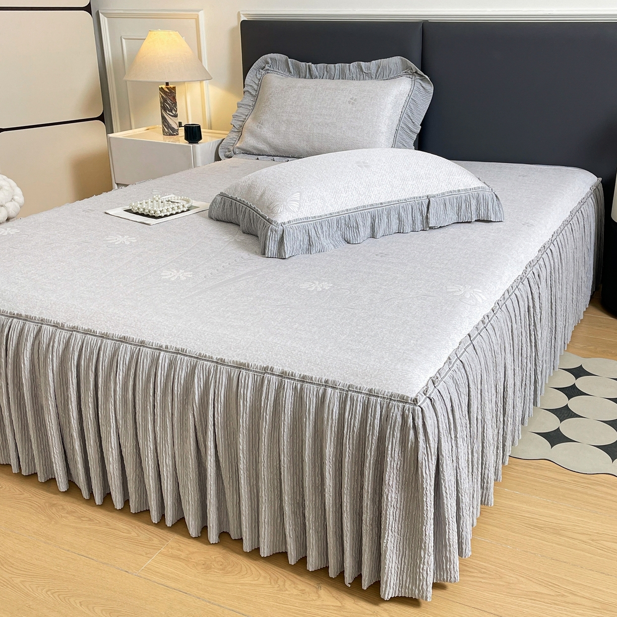 91家纺网 家纺一手货源 找家纺 牵梦萦家纺 2026新款立体浮雕压花工艺凉感豆豆凉席-床裙款 彩蝶-灰色