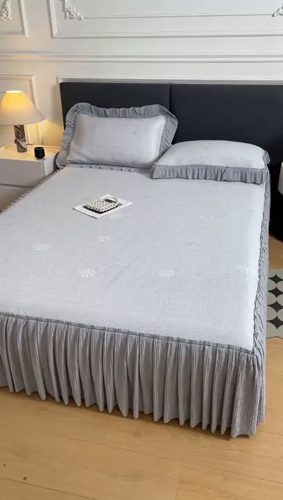 91家纺网 家纺一手货源 找家纺 牵梦萦家纺 2026新款立体浮雕压花工艺凉感豆豆凉席-床裙款 彩蝶-灰色