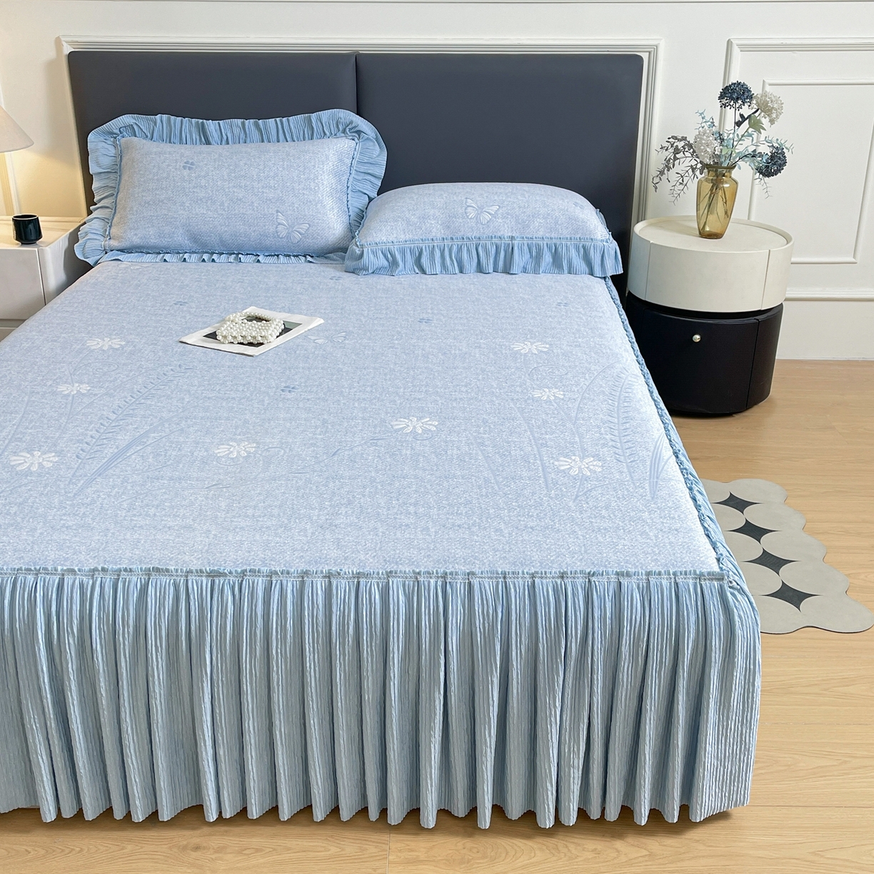 91家纺网 家纺一手货源 找家纺 牵梦萦家纺 2026新款立体浮雕压花工艺凉感豆豆凉席-床裙款 彩蝶-蓝色