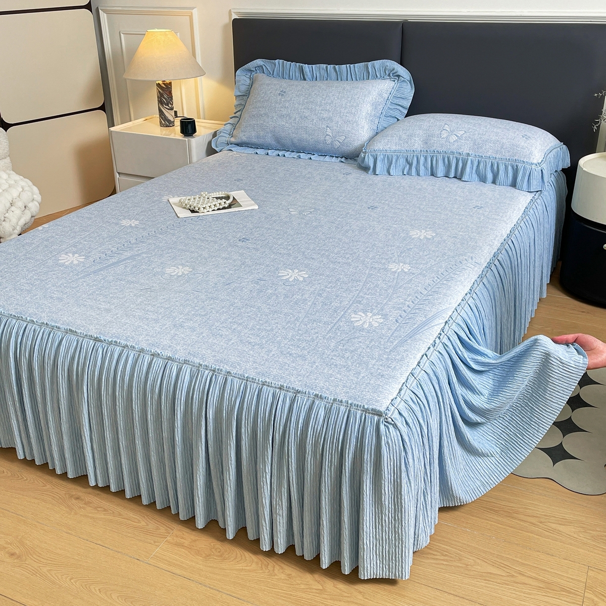 91家纺网 家纺一手货源 找家纺 牵梦萦家纺 2026新款立体浮雕压花工艺凉感豆豆凉席-床裙款 彩蝶-蓝色