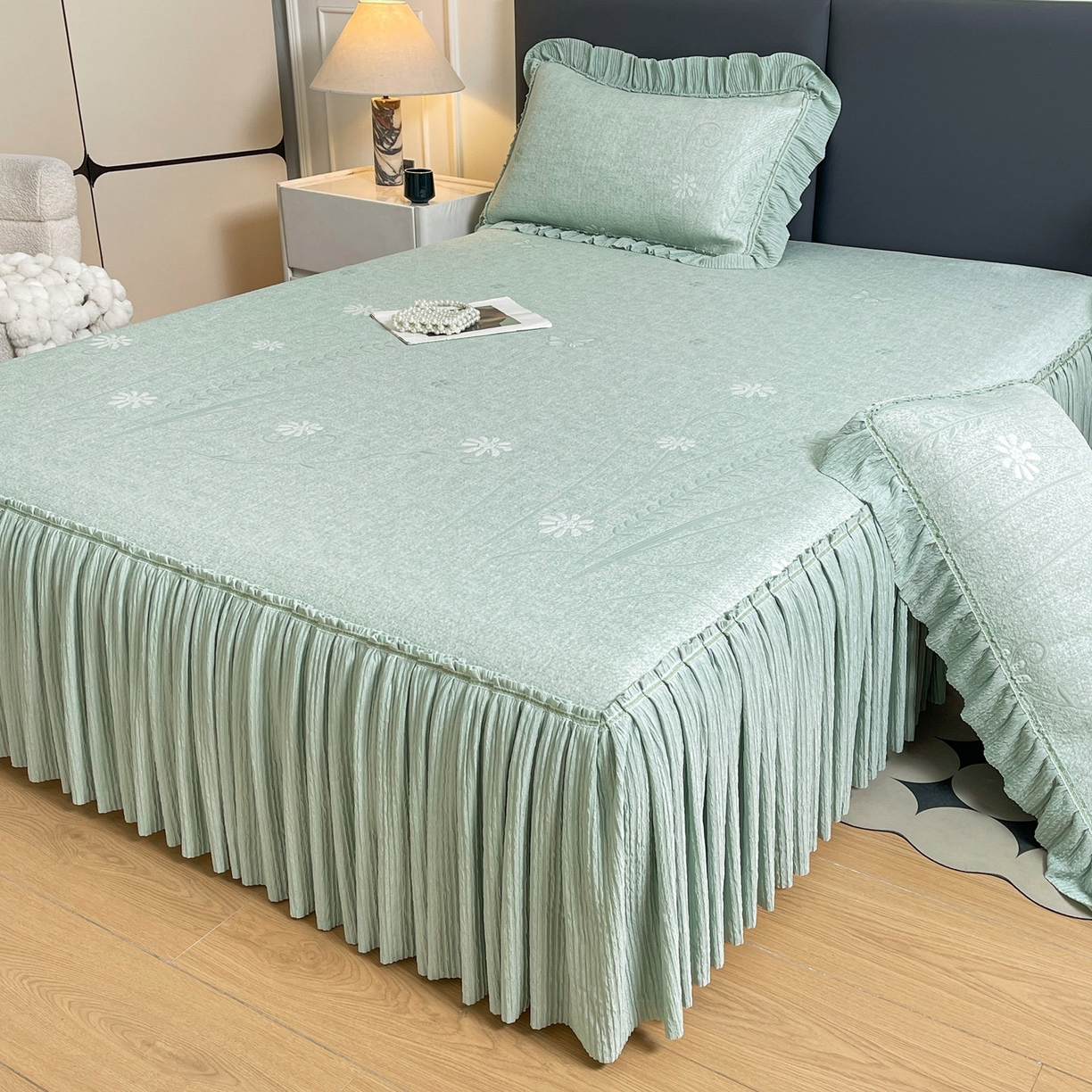 91家纺网 家纺一手货源 找家纺 牵梦萦家纺 2026新款立体浮雕压花工艺凉感豆豆凉席-床裙款 彩蝶-绿色