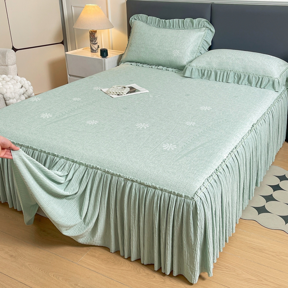 91家纺网 家纺一手货源 找家纺 牵梦萦家纺 2026新款立体浮雕压花工艺凉感豆豆凉席-床裙款 彩蝶-绿色