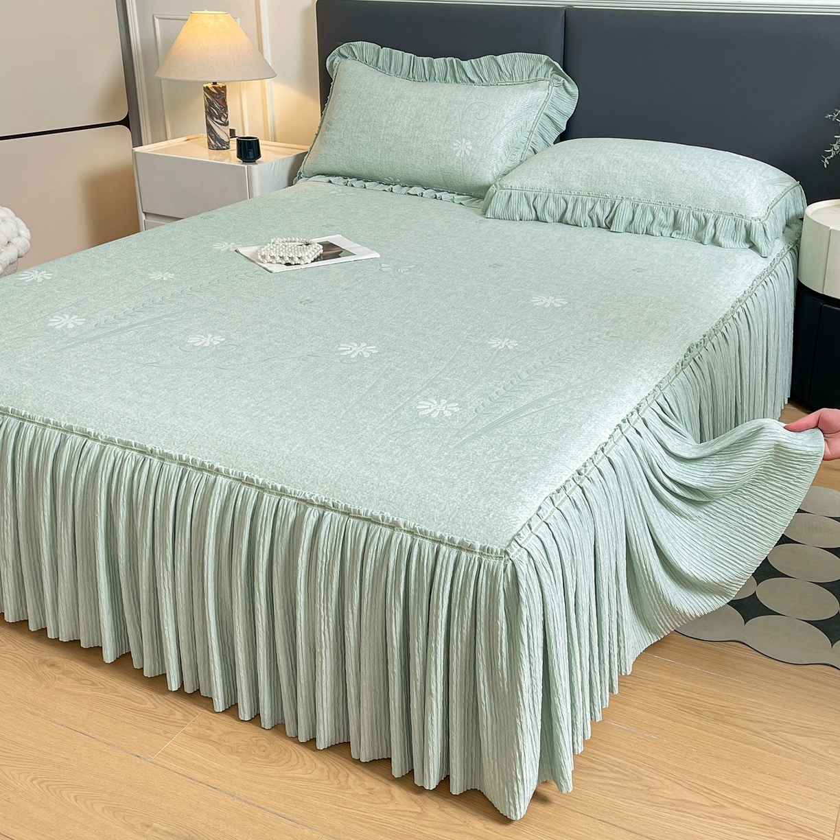 91家纺网 家纺一手货源 找家纺 牵梦萦家纺 2026新款立体浮雕压花工艺凉感豆豆凉席-床裙款 彩蝶-绿色