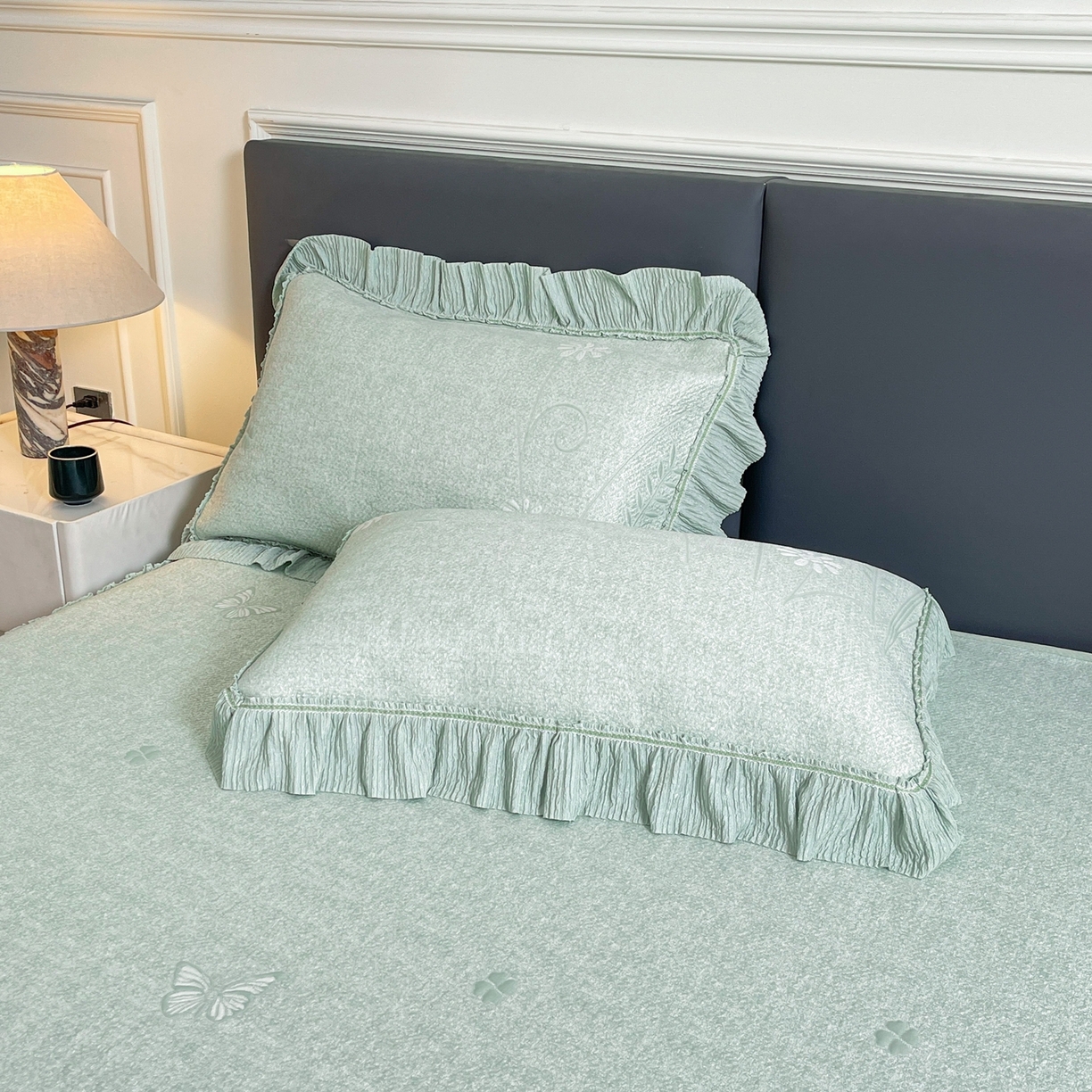 91家纺网 家纺一手货源 找家纺 牵梦萦家纺 2026新款立体浮雕压花工艺凉感豆豆凉席-床裙款 彩蝶-绿色