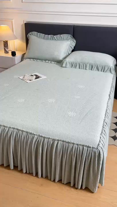 91家纺网 家纺一手货源 找家纺 牵梦萦家纺 2026新款立体浮雕压花工艺凉感豆豆凉席-床裙款 彩蝶-绿色