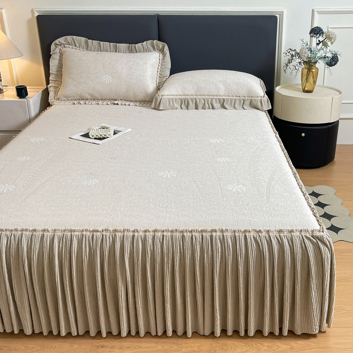 91家纺网 家纺一手货源 找家纺 牵梦萦家纺 2026新款立体浮雕压花工艺凉感豆豆凉席-床裙款 彩蝶-香槟