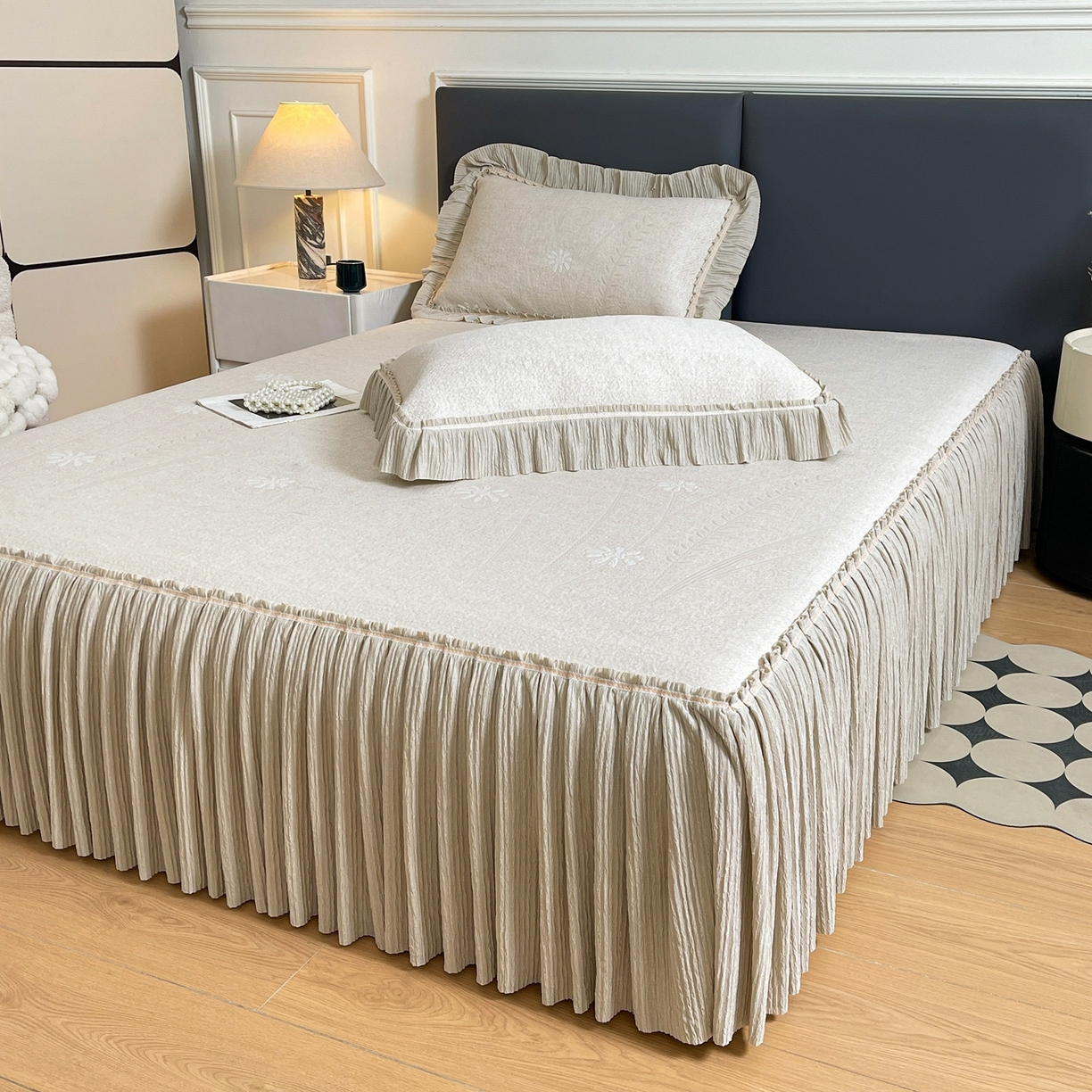 91家纺网 家纺一手货源 找家纺 牵梦萦家纺 2026新款立体浮雕压花工艺凉感豆豆凉席-床裙款 彩蝶-香槟