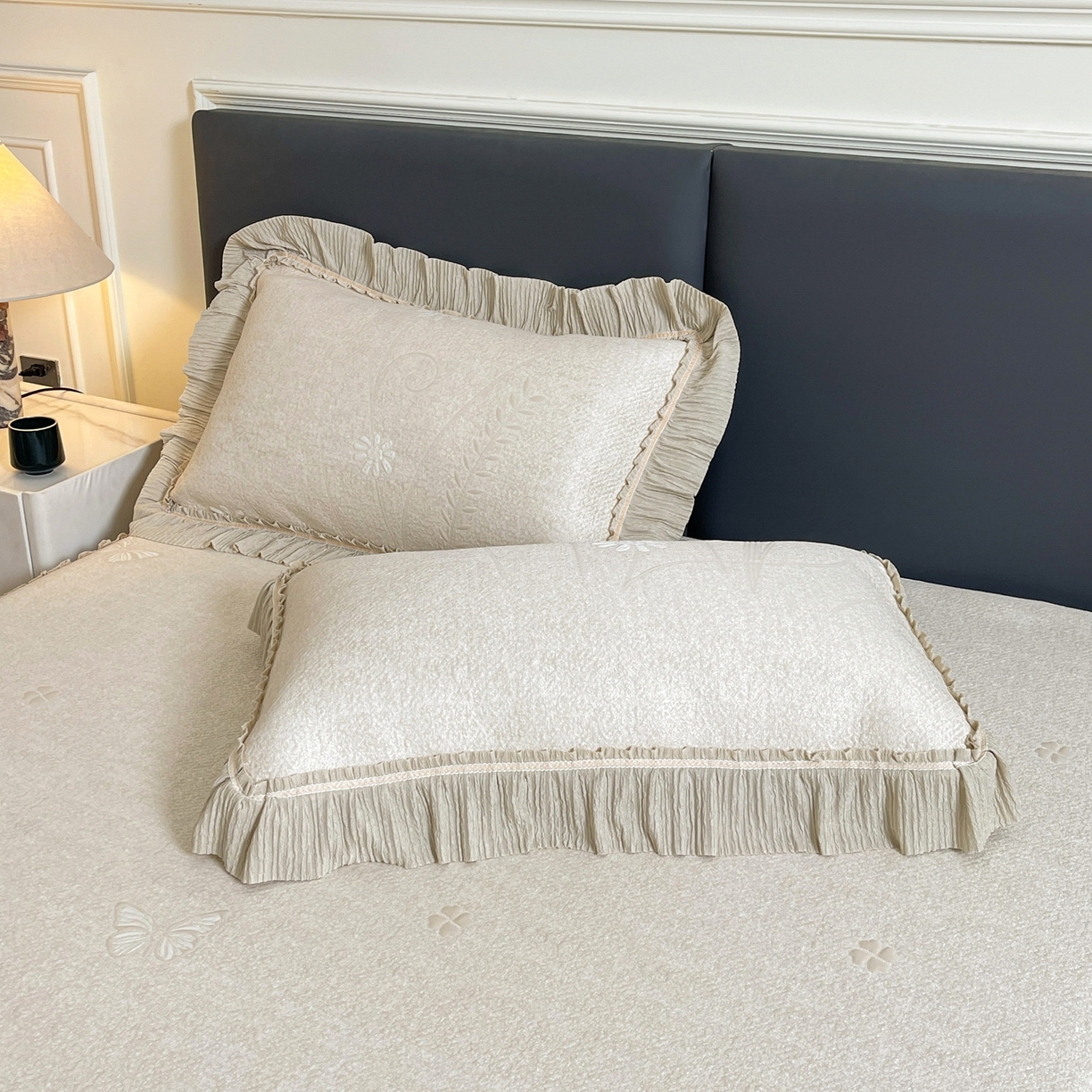 91家纺网 家纺一手货源 找家纺 牵梦萦家纺 2026新款立体浮雕压花工艺凉感豆豆凉席-床裙款 彩蝶-香槟