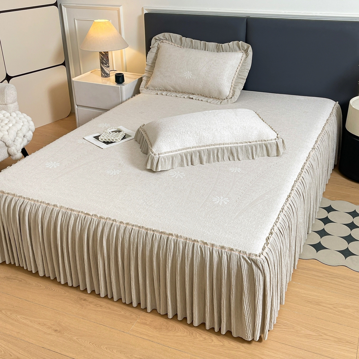 91家纺网 家纺一手货源 找家纺 牵梦萦家纺 2026新款立体浮雕压花工艺凉感豆豆凉席-床裙款 彩蝶-香槟