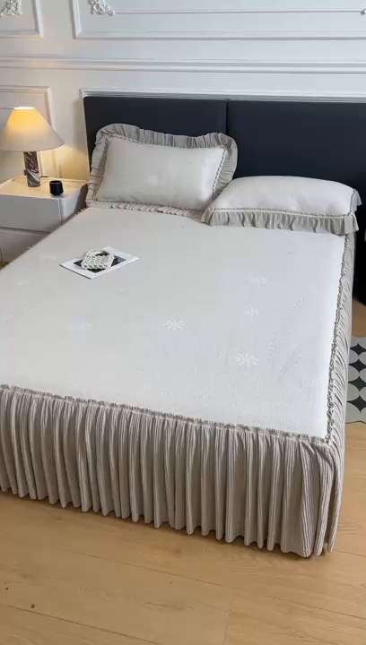 91家纺网 家纺一手货源 找家纺 牵梦萦家纺 2026新款立体浮雕压花工艺凉感豆豆凉席-床裙款 彩蝶-香槟