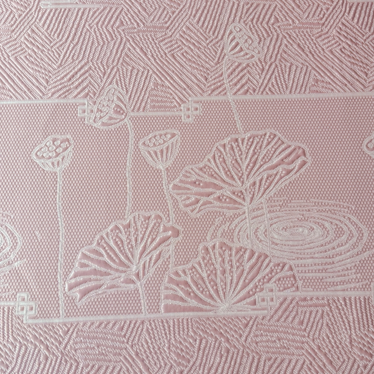 91家纺网 家纺一手货源 找家纺 牵梦萦家纺 2026新款立体浮雕压花工艺凉感豆豆凉席-床裙款 荷塘月色-粉色