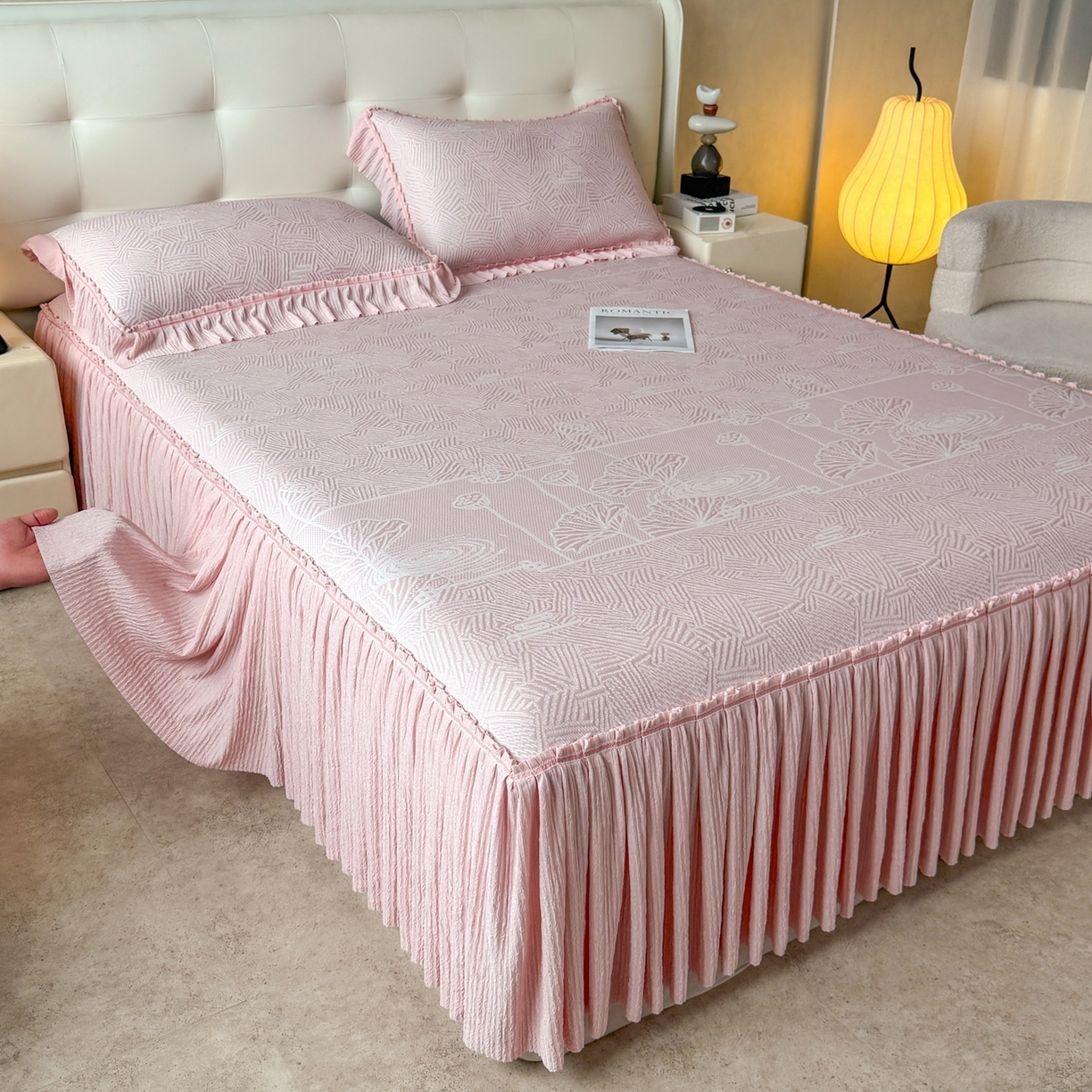 91家纺网 家纺一手货源 找家纺 牵梦萦家纺 2026新款立体浮雕压花工艺凉感豆豆凉席-床裙款 荷塘月色-粉色