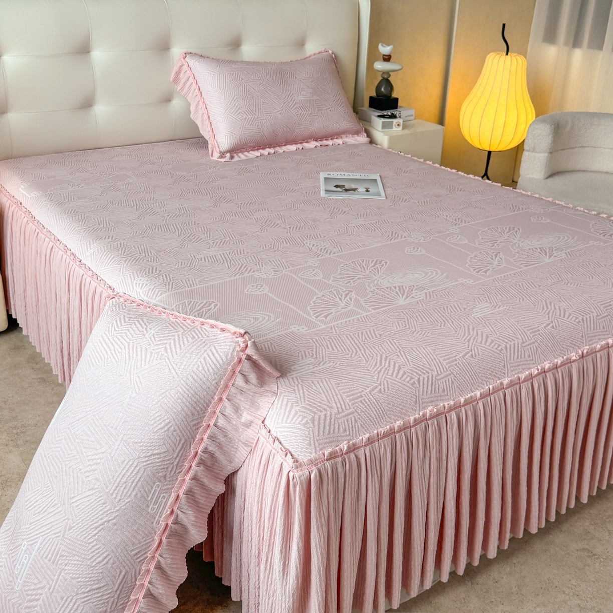 91家纺网 家纺一手货源 找家纺 牵梦萦家纺 2026新款立体浮雕压花工艺凉感豆豆凉席-床裙款 荷塘月色-粉色