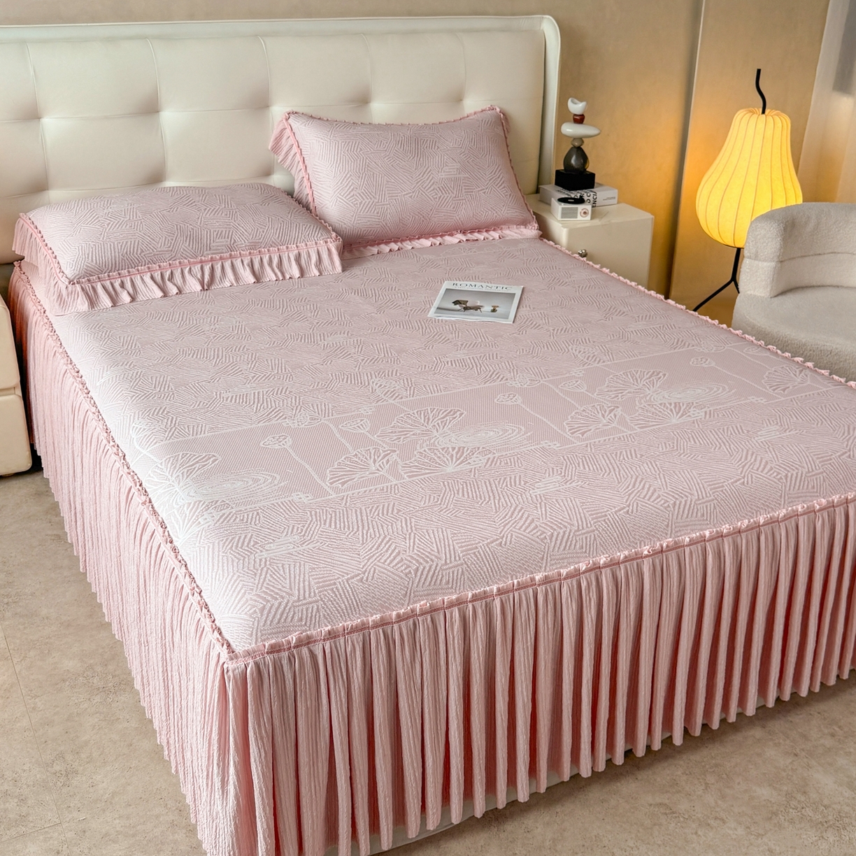 91家纺网 家纺一手货源 找家纺 牵梦萦家纺 2026新款立体浮雕压花工艺凉感豆豆凉席-床裙款 荷塘月色-粉色