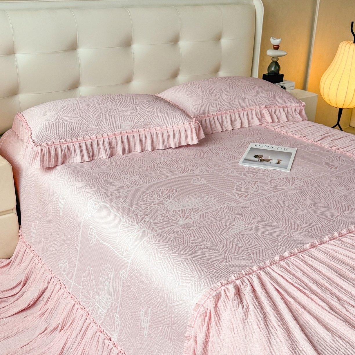 91家纺网 家纺一手货源 找家纺 牵梦萦家纺 2026新款立体浮雕压花工艺凉感豆豆凉席-床裙款 荷塘月色-粉色