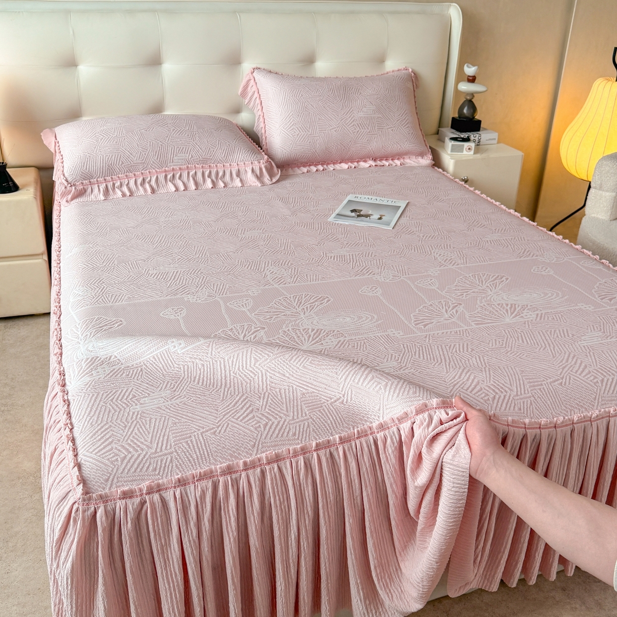 91家纺网 家纺一手货源 找家纺 牵梦萦家纺 2026新款立体浮雕压花工艺凉感豆豆凉席-床裙款 荷塘月色-粉色