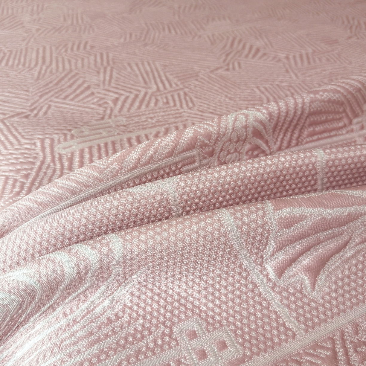 91家纺网 家纺一手货源 找家纺 牵梦萦家纺 2026新款立体浮雕压花工艺凉感豆豆凉席-床裙款 荷塘月色-粉色