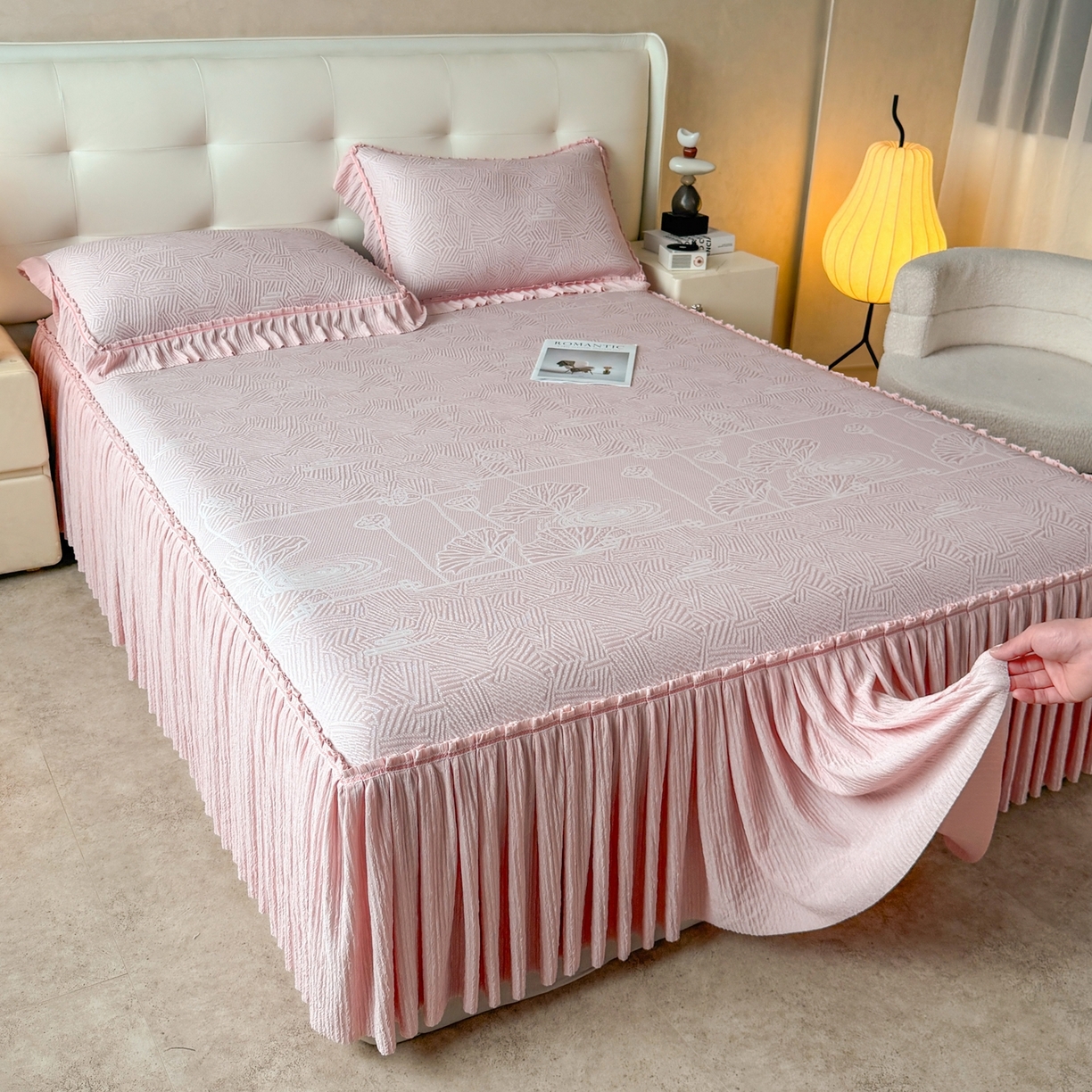 91家纺网 家纺一手货源 找家纺 牵梦萦家纺 2026新款立体浮雕压花工艺凉感豆豆凉席-床裙款 荷塘月色-粉色