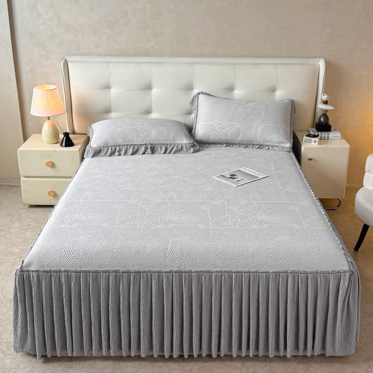 牵梦萦家纺 2026新款立体浮雕压花工艺凉感豆豆凉席-床裙款 荷塘月色-灰色