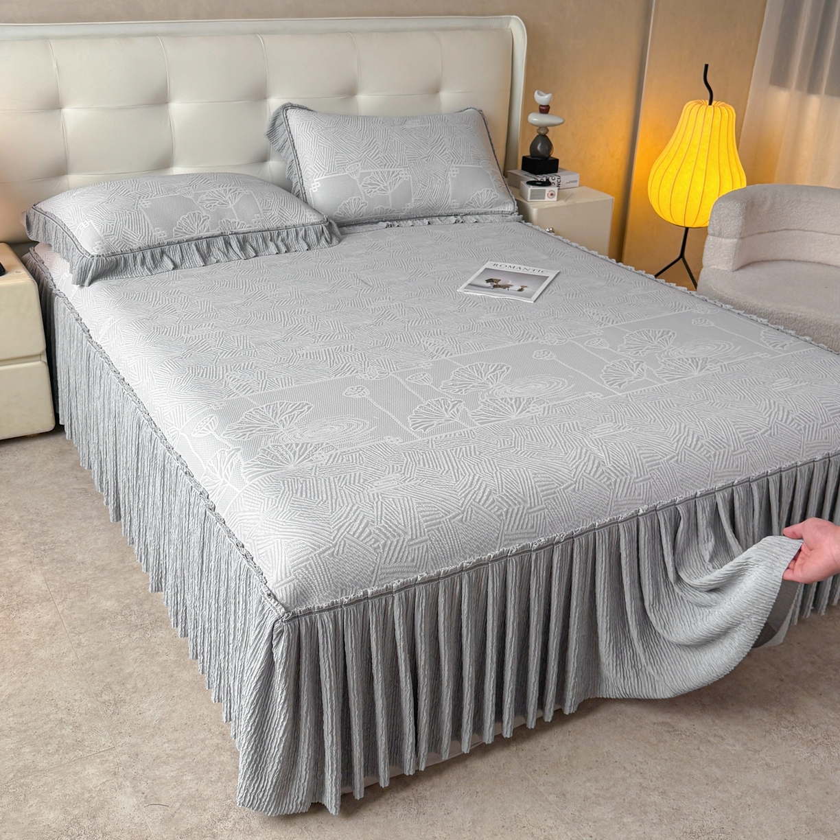 91家纺网 家纺一手货源 找家纺 牵梦萦家纺 2026新款立体浮雕压花工艺凉感豆豆凉席-床裙款 荷塘月色-灰色