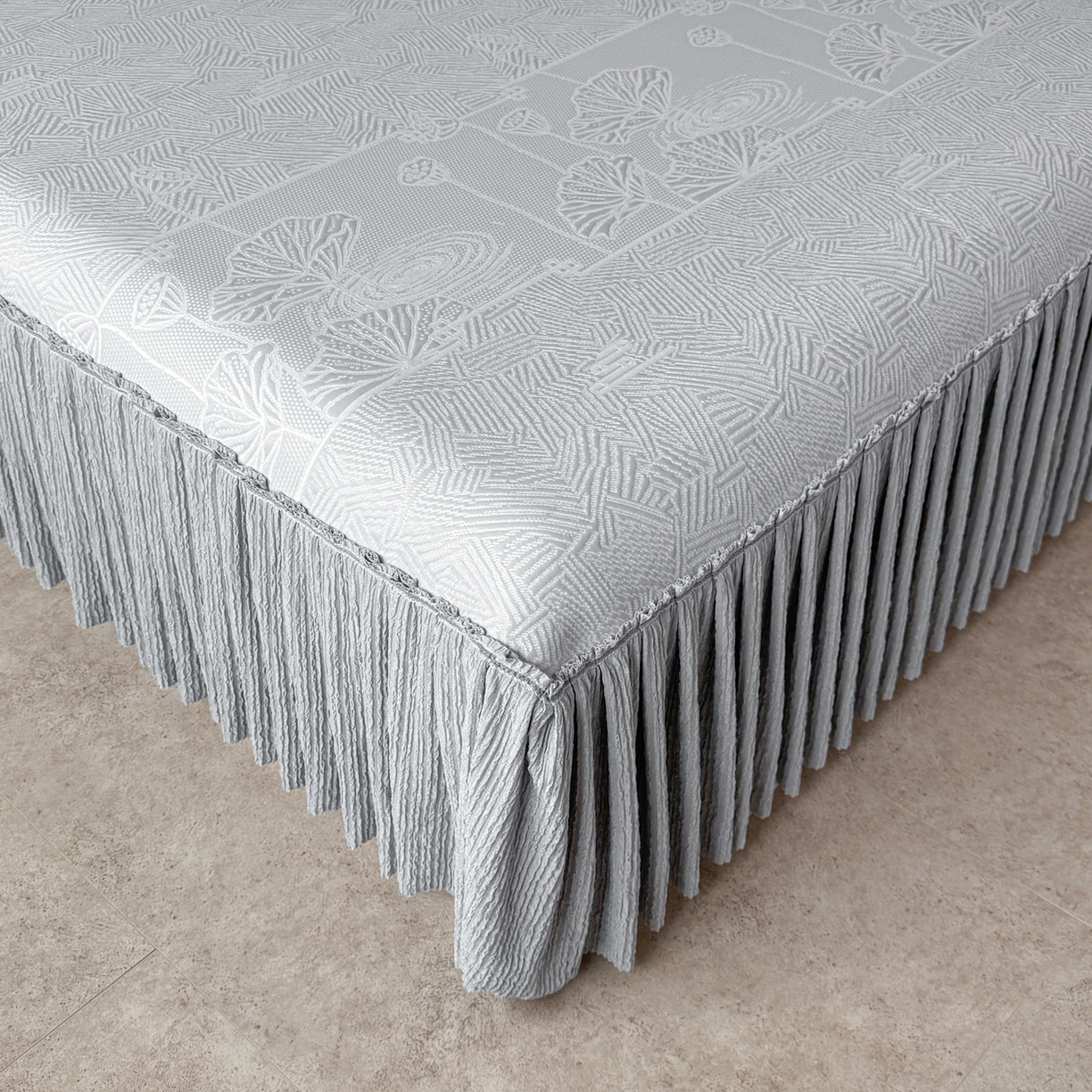 91家纺网 家纺一手货源 找家纺 牵梦萦家纺 2026新款立体浮雕压花工艺凉感豆豆凉席-床裙款 荷塘月色-灰色