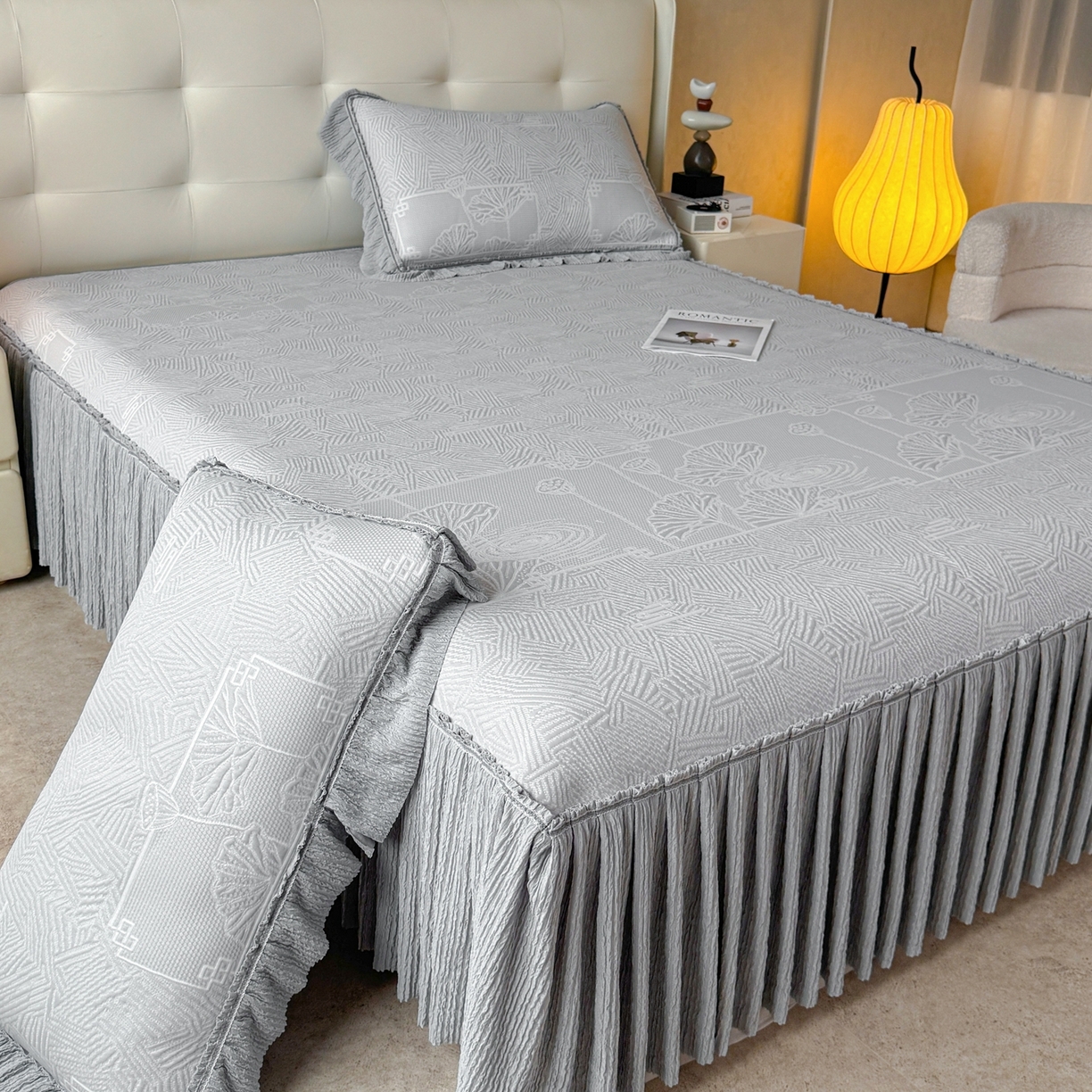 91家纺网 家纺一手货源 找家纺 牵梦萦家纺 2026新款立体浮雕压花工艺凉感豆豆凉席-床裙款 荷塘月色-灰色