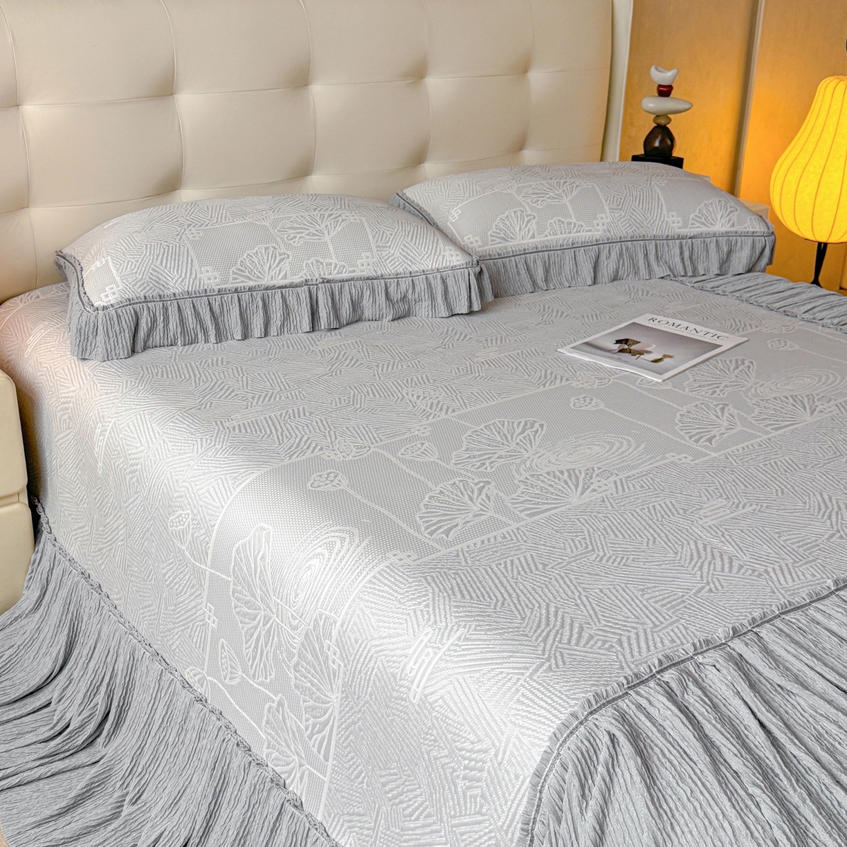 91家纺网 家纺一手货源 找家纺 牵梦萦家纺 2026新款立体浮雕压花工艺凉感豆豆凉席-床裙款 荷塘月色-灰色