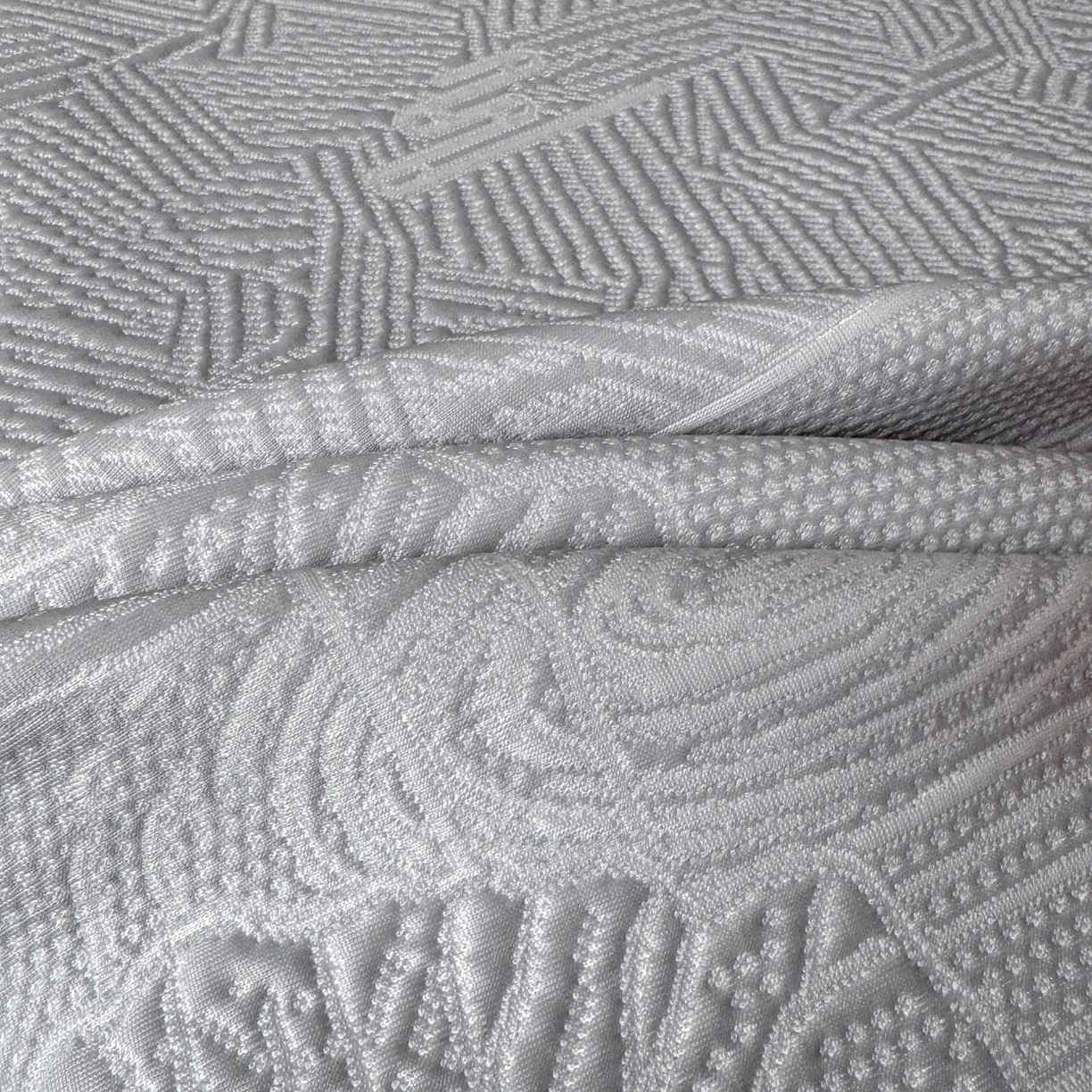 91家纺网 家纺一手货源 找家纺 牵梦萦家纺 2026新款立体浮雕压花工艺凉感豆豆凉席-床裙款 荷塘月色-灰色