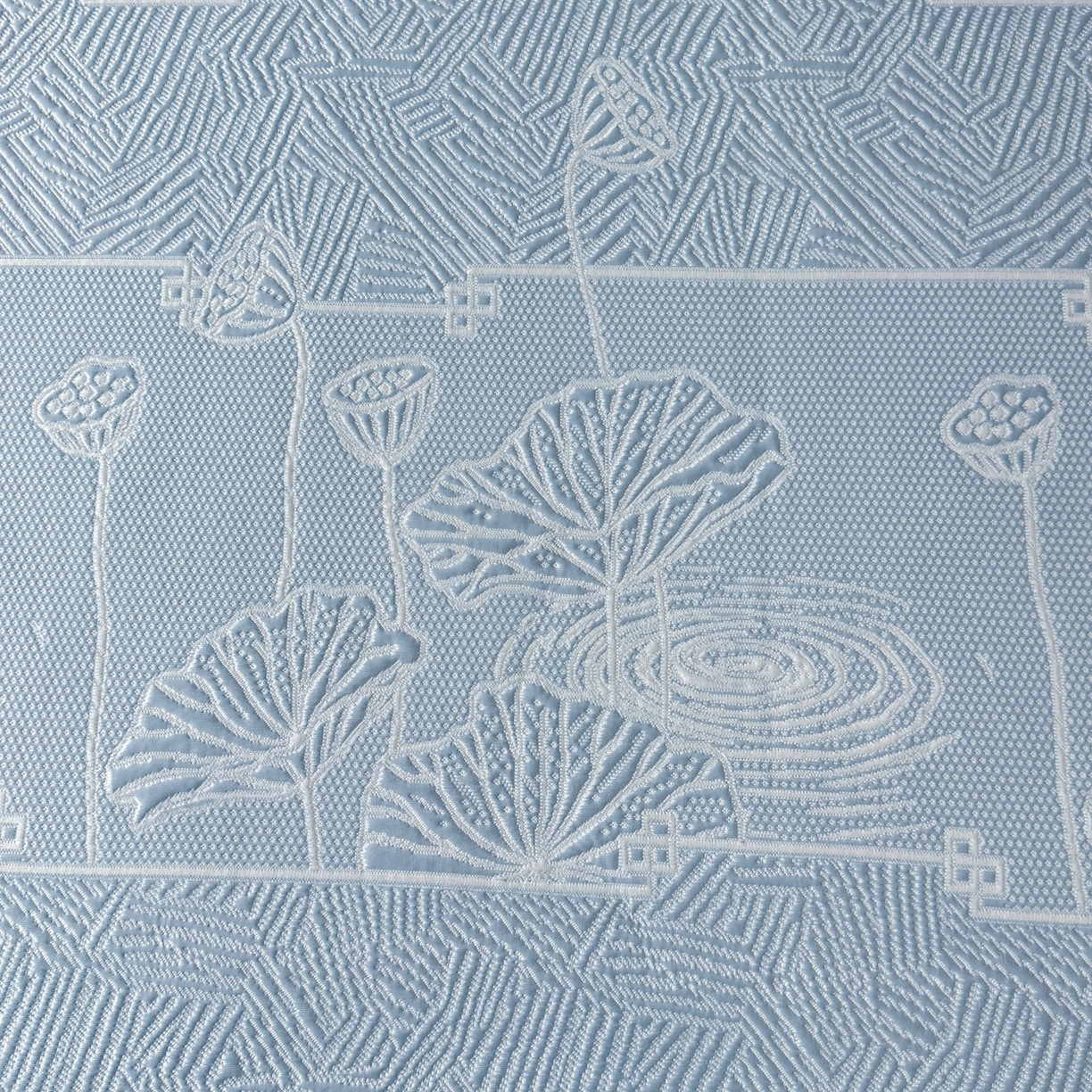 91家纺网 家纺一手货源 找家纺 牵梦萦家纺 2026新款立体浮雕压花工艺凉感豆豆凉席-床裙款 荷塘月色-蓝色