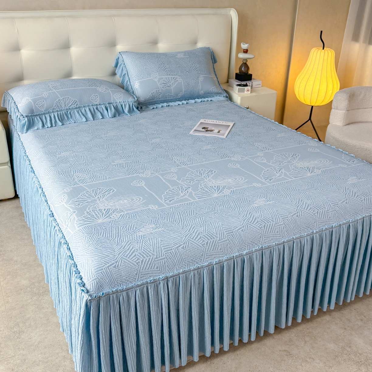 91家纺网 家纺一手货源 找家纺 牵梦萦家纺 2026新款立体浮雕压花工艺凉感豆豆凉席-床裙款 荷塘月色-蓝色