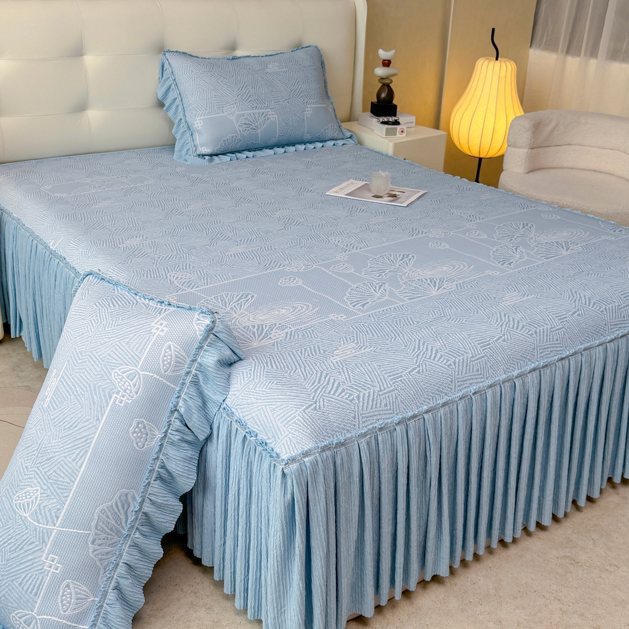 91家纺网 家纺一手货源 找家纺 牵梦萦家纺 2026新款立体浮雕压花工艺凉感豆豆凉席-床裙款 荷塘月色-蓝色