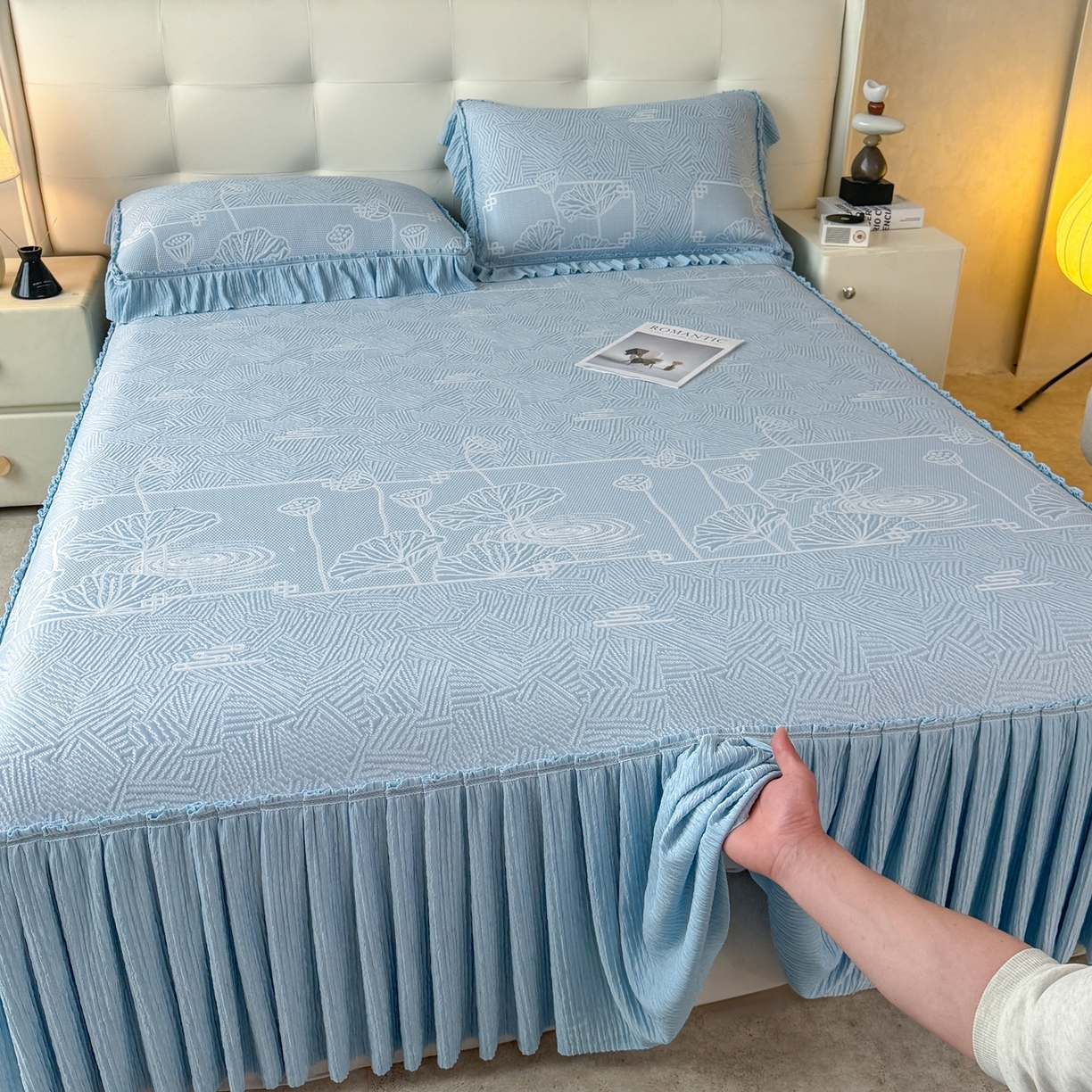 91家纺网 家纺一手货源 找家纺 牵梦萦家纺 2026新款立体浮雕压花工艺凉感豆豆凉席-床裙款 荷塘月色-蓝色