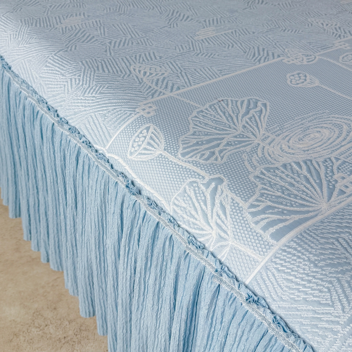91家纺网 家纺一手货源 找家纺 牵梦萦家纺 2026新款立体浮雕压花工艺凉感豆豆凉席-床裙款 荷塘月色-蓝色