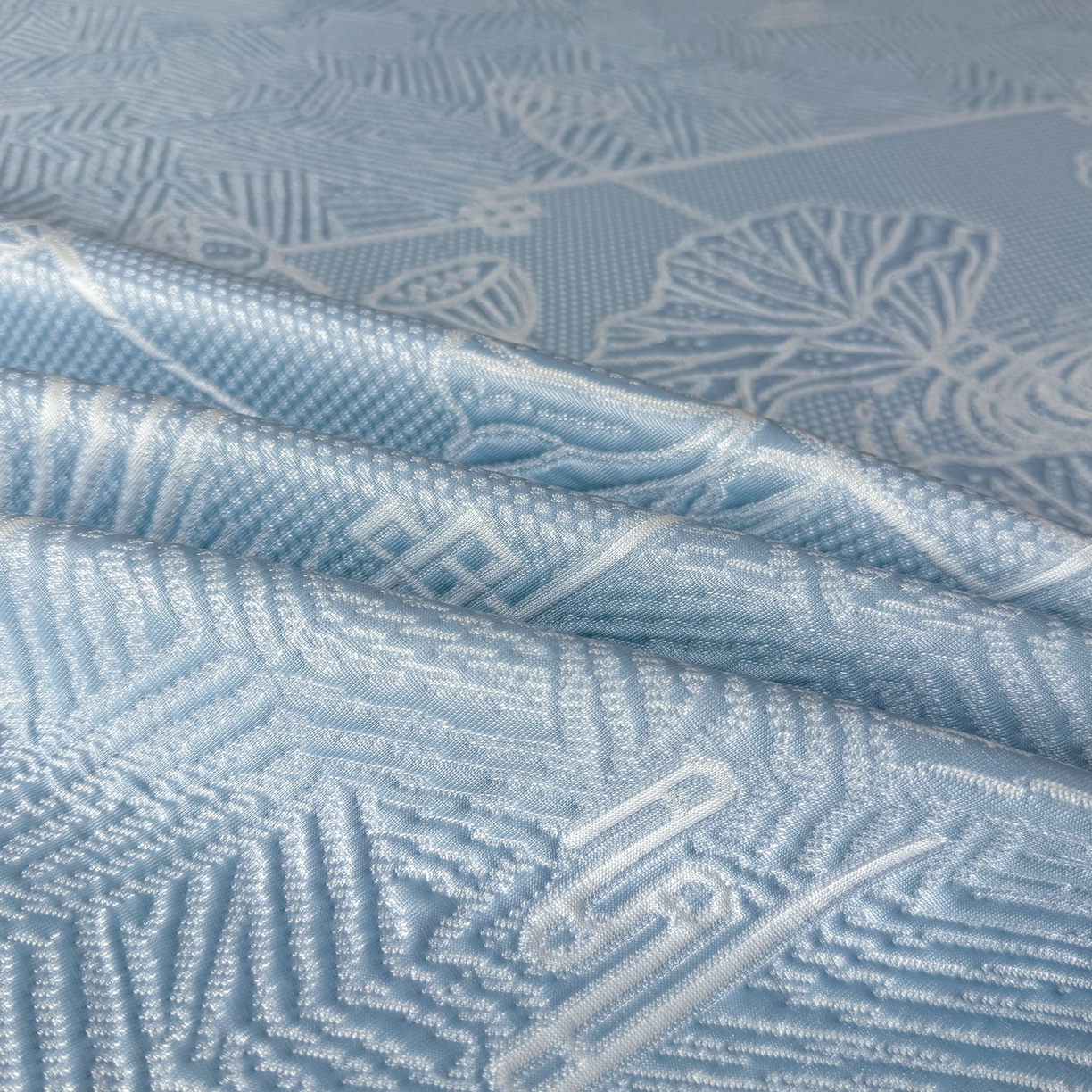 91家纺网 家纺一手货源 找家纺 牵梦萦家纺 2026新款立体浮雕压花工艺凉感豆豆凉席-床裙款 荷塘月色-蓝色