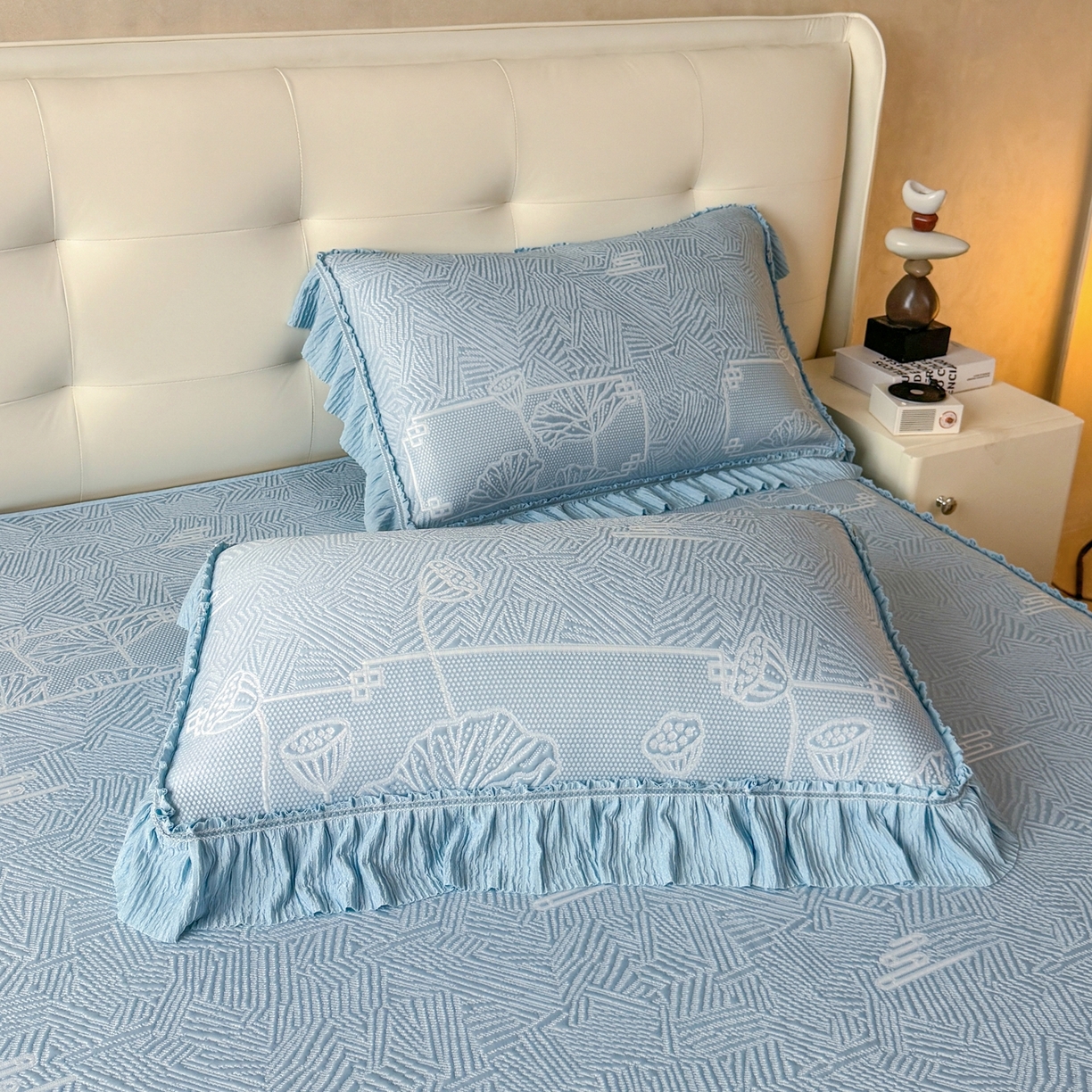 91家纺网 家纺一手货源 找家纺 牵梦萦家纺 2026新款立体浮雕压花工艺凉感豆豆凉席-床裙款 荷塘月色-蓝色