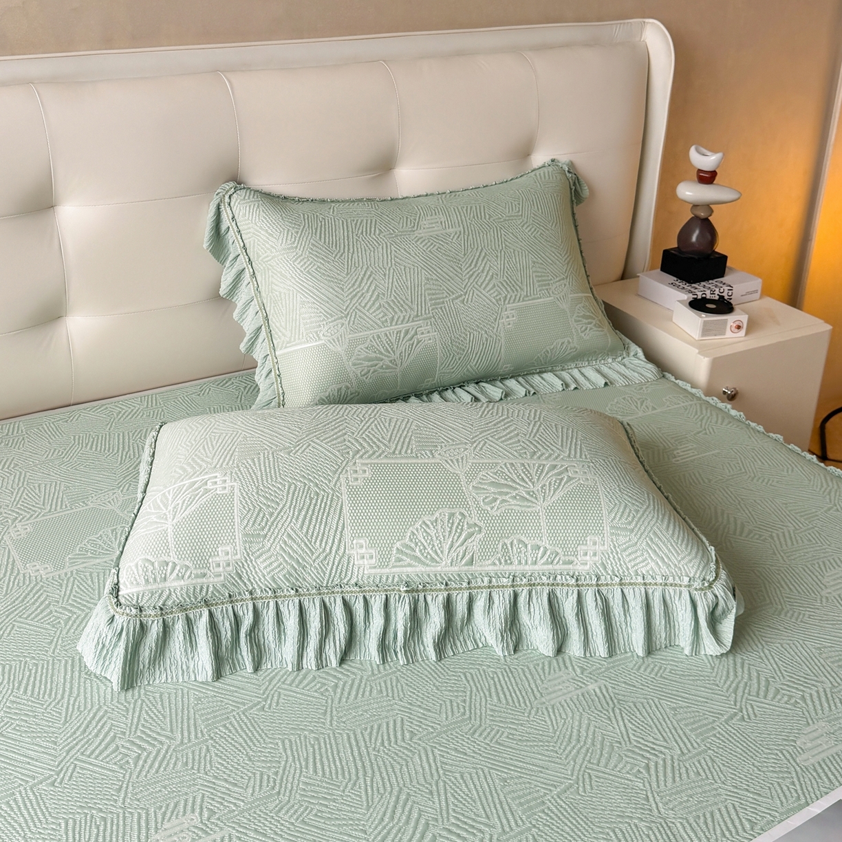 91家纺网 家纺一手货源 找家纺 牵梦萦家纺 2026新款立体浮雕压花工艺凉感豆豆凉席-床裙款 荷塘月色-绿色