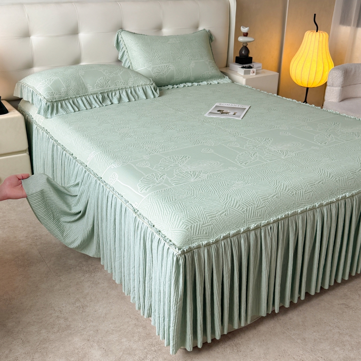 91家纺网 家纺一手货源 找家纺 牵梦萦家纺 2026新款立体浮雕压花工艺凉感豆豆凉席-床裙款 荷塘月色-绿色