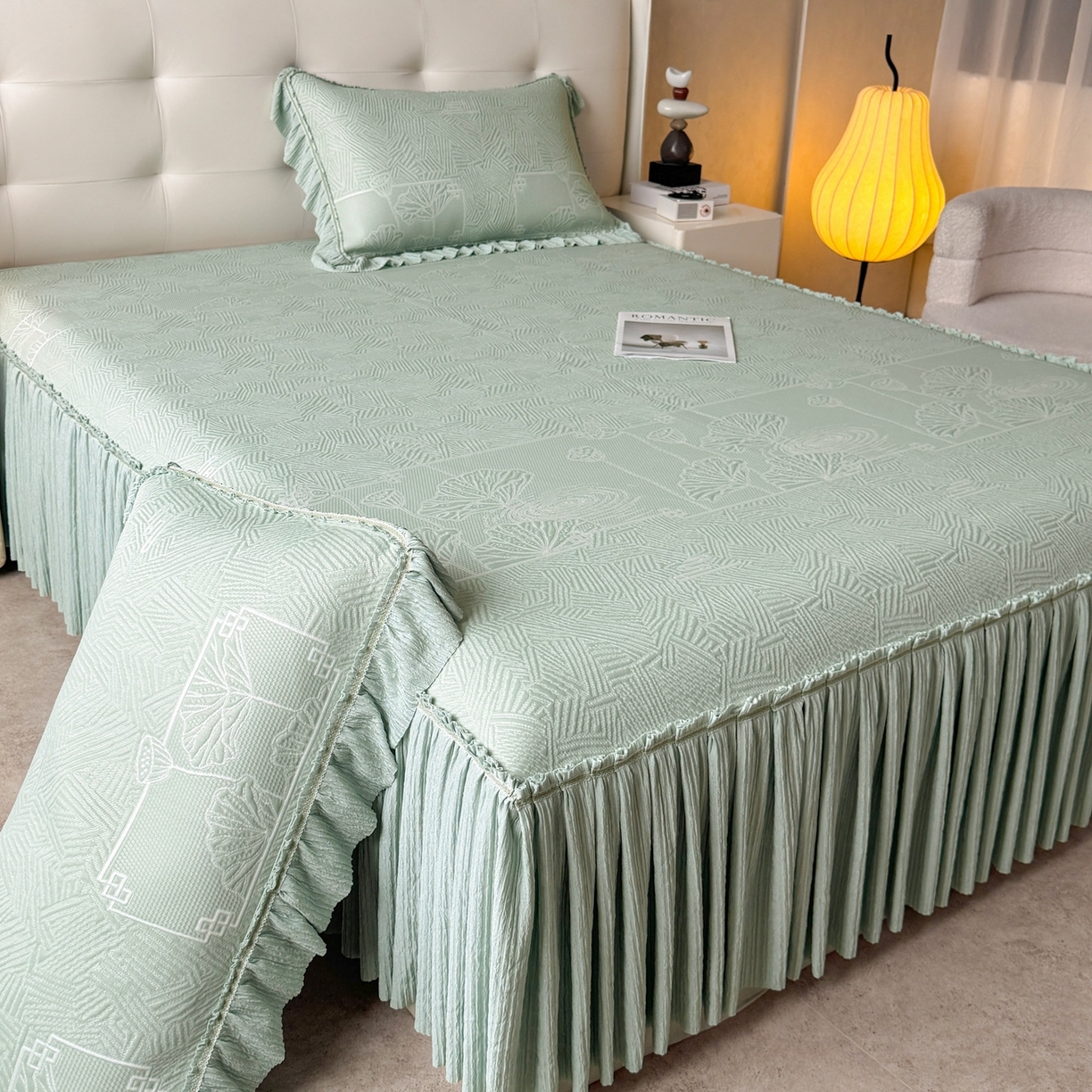 91家纺网 家纺一手货源 找家纺 牵梦萦家纺 2026新款立体浮雕压花工艺凉感豆豆凉席-床裙款 荷塘月色-绿色