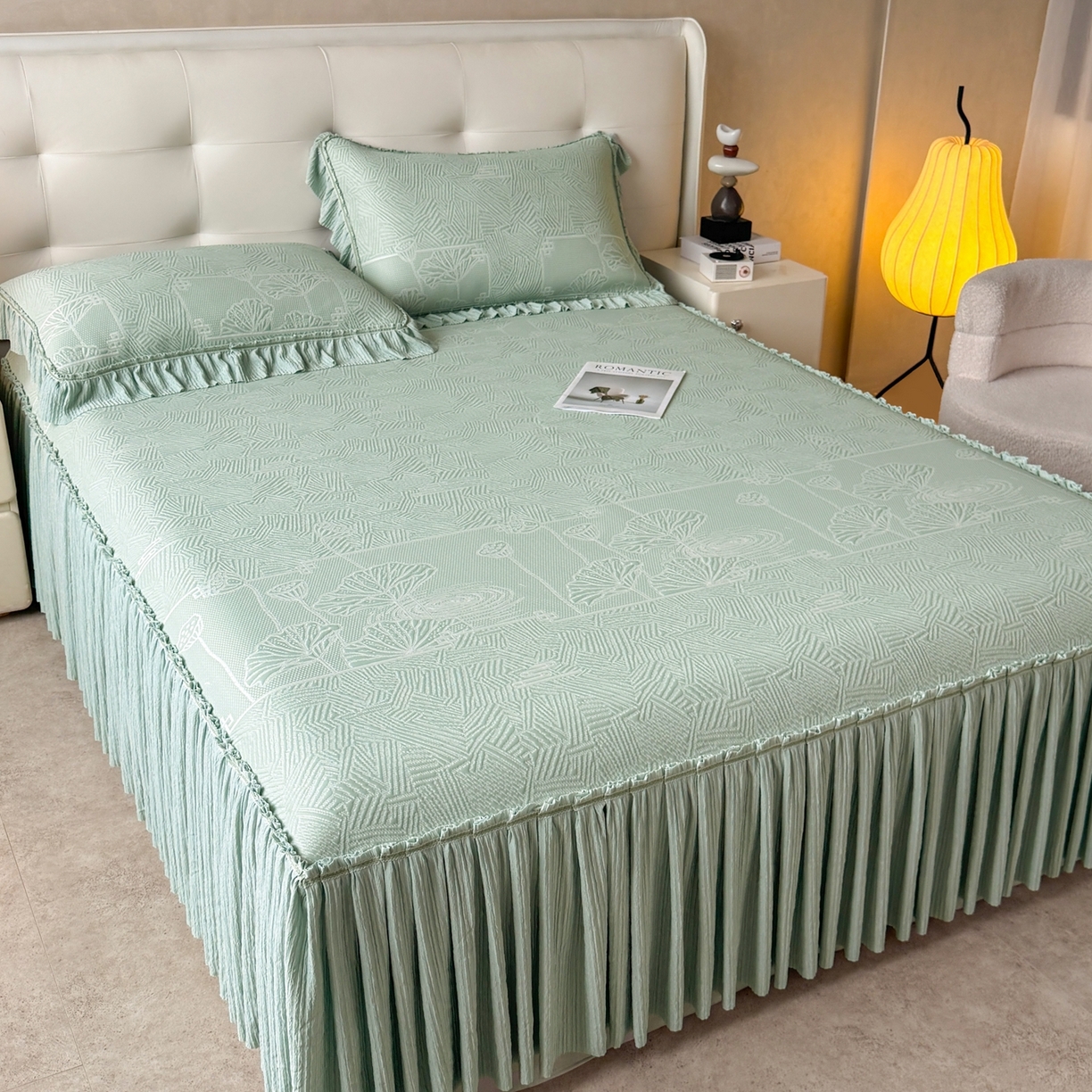 91家纺网 家纺一手货源 找家纺 牵梦萦家纺 2026新款立体浮雕压花工艺凉感豆豆凉席-床裙款 荷塘月色-绿色