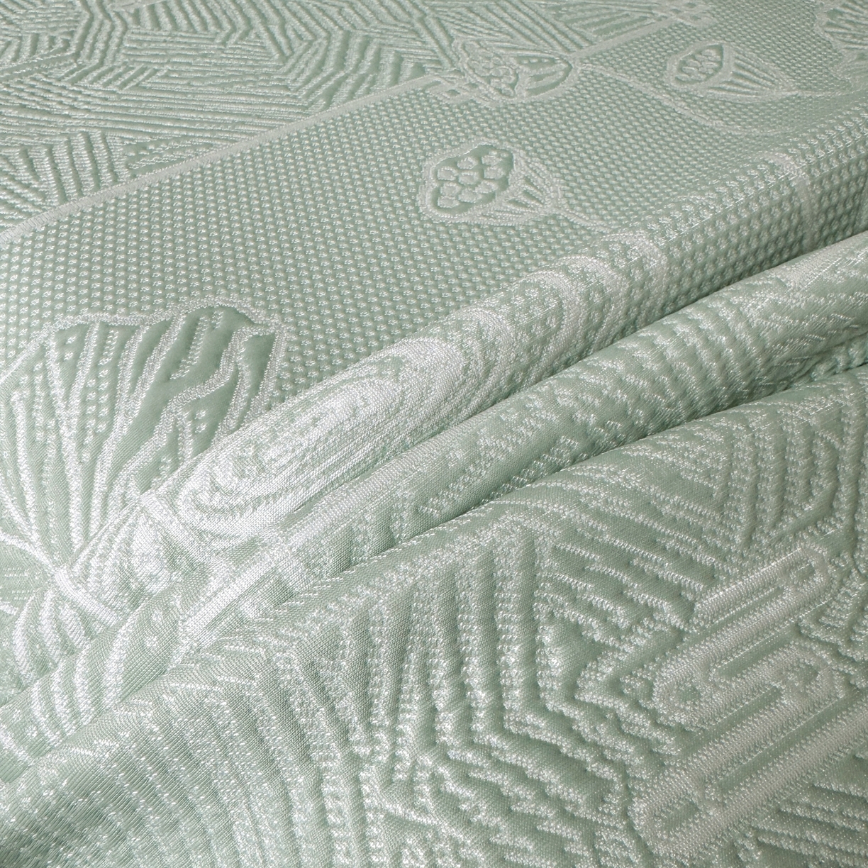91家纺网 家纺一手货源 找家纺 牵梦萦家纺 2026新款立体浮雕压花工艺凉感豆豆凉席-床裙款 荷塘月色-绿色